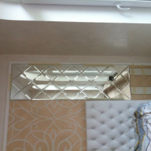 Зеркальная фацетная композиция по бокам кровати