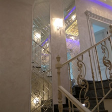 Зеркала с гравировкой украшающие лестницу