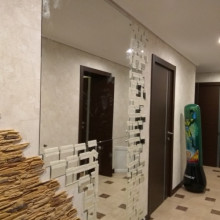 Фацетная композиция в прихожей