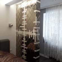 Простенок, оформленный фацетной композицией